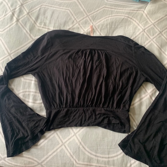 Bell sleeved cropped top - Picture 3 of 5